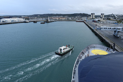 Une manoeuvre réussie est une catastrophe évitée de justesse dit-on.Une formule sans doute excessive mais qui a le mérite de maintenir à l'esprit de chacun qu'il n'existe pas de routine quand il s'agit de manoeuvrer des géants de plusieurs dizaines de milliers de tonnes dans les écluses et les bassins portuaires avec une précision de l'ordre du mètre. Tout l'art du pilote, fin connaisseur des lieux et de leurs pièges, est d'appréhender rapidement le comportement et les capacités manoeuvrières d'un navire inconnu. C'est à lui en effet qu'il appartient de conseiller le pacha pour la bonne réalisation de ce qui reste l'une des phases les plus délicates de l'expédition maritime : l'entrée en port puis l'accostage.