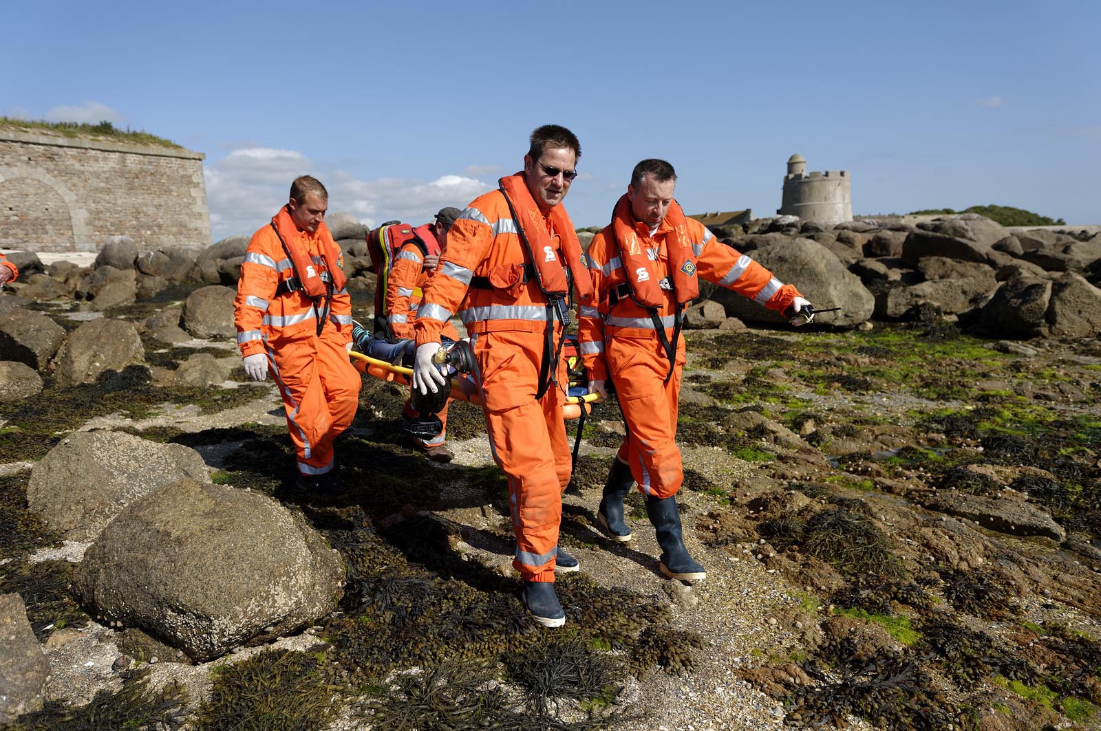 La société nationale de sauvetage en mer est une des expressions les plus abouties de la solidarité des gens de mer face aux drames et accidents maritimes à proximité de nos côtes.La SNSM actuelle est née en 1967, mais depuis plus d'un siècle et demi, des bénévoles issus du monde maritime professionnel et, de plus en plus désormais, d'autres milieux s'investissent localement pour apporter une aide irremplaçable aux usagers de la mer. Association reconnue d'utilité publique dont la mission première est le sauvetage des personnes en danger en mer, la SNSM exerce trois types d'activités : le sauvetage en mer proprement dit, la formation des nageurs sauveteurs saisonniers et la prévention des risques nautiques.Nous avons coutume de dire de nos équipages qu'ils donnent tout et ne prennent rien..sauf les risquesXavier de la Gorce , Président de la SNSM