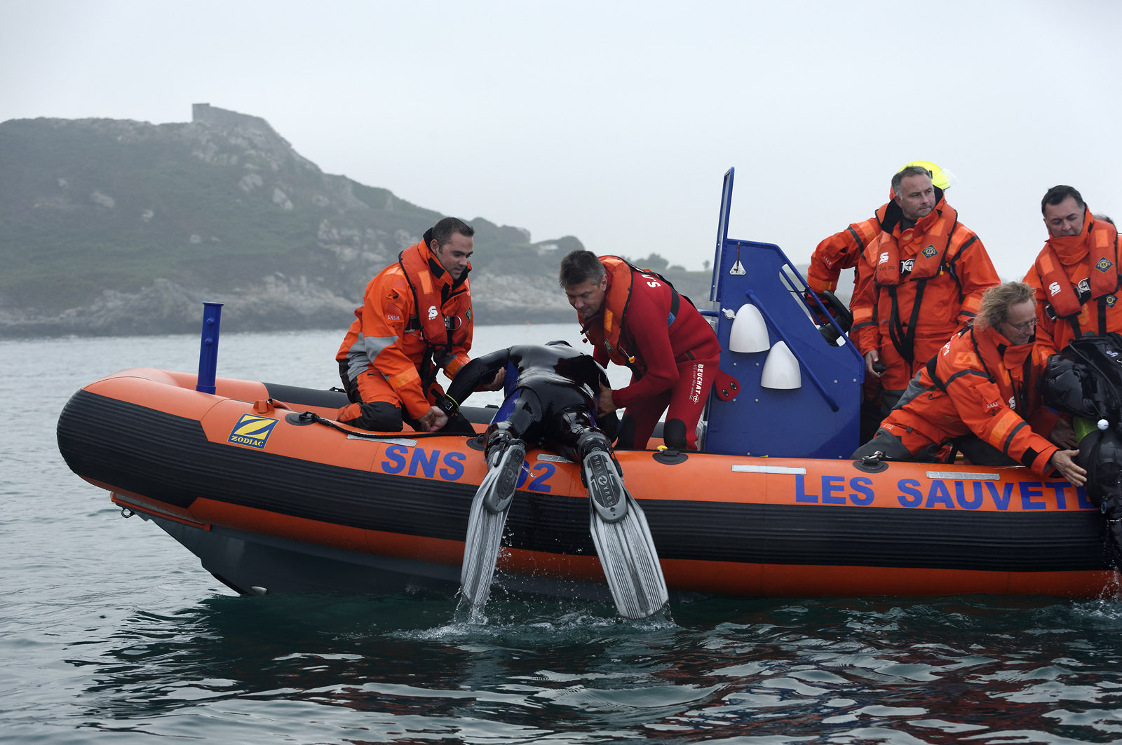 La société nationale de sauvetage en mer est une des expressions les plus abouties de la solidarité des gens de mer face aux drames et accidents maritimes à proximité de nos côtes.La SNSM actuelle est née en 1967, mais depuis plus d'un siècle et demi, des bénévoles issus du monde maritime professionnel et, de plus en plus désormais, d'autres milieux s'investissent localement pour apporter une aide irremplaçable aux usagers de la mer. Association reconnue d'utilité publique dont la mission première est le sauvetage des personnes en danger en mer, la SNSM exerce trois types d'activités : le sauvetage en mer proprement dit, la formation des nageurs sauveteurs saisonniers et la prévention des risques nautiques.Nous avons coutume de dire de nos équipages qu'ils donnent tout et ne prennent rien..sauf les risquesXavier de la Gorce , Président de la SNSM