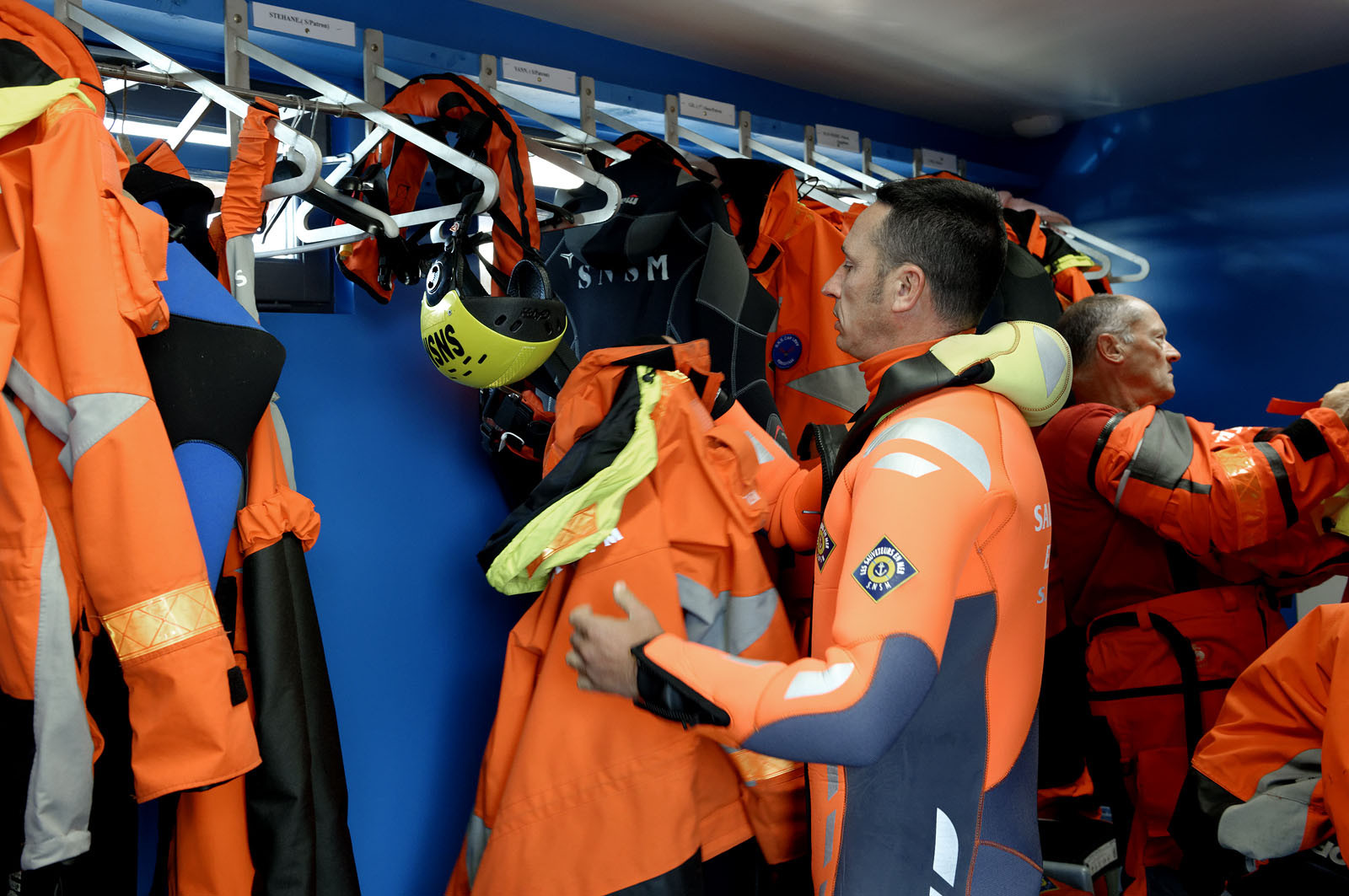 La société nationale de sauvetage en mer est une des expressions les plus abouties de la solidarité des gens de mer face aux drames et accidents maritimes à proximité de nos côtes.La SNSM actuelle est née en 1967, mais depuis plus d'un siècle et demi, des bénévoles issus du monde maritime professionnel et, de plus en plus désormais, d'autres milieux s'investissent localement pour apporter une aide irremplaçable aux usagers de la mer. Association reconnue d'utilité publique dont la mission première est le sauvetage des personnes en danger en mer, la SNSM exerce trois types d'activités : le sauvetage en mer proprement dit, la formation des nageurs sauveteurs saisonniers et la prévention des risques nautiques.Nous avons coutume de dire de nos équipages qu'ils donnent tout et ne prennent rien..sauf les risquesXavier de la Gorce , Président de la SNSM