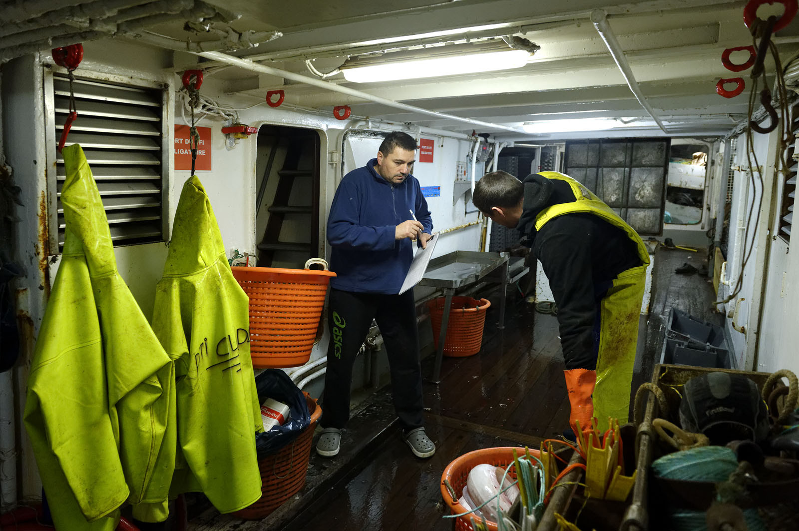 Ce reportage a été réalisé en janvier 2014 à bord du chalutier Marie-Catherine, appartenant à la SARL Armement Cherbourgeois créé en 1999 par Sophie et David LEROY. Cette marée de 7 jours fût assez mouvementée d'une part par la météo très capricieuse, mais également par la difficulté de réaliser les prises de vues. Une sélection de 20 photographies a été présentée lors de la 4ème édition du Festival photo L'Homme et la Mer au Guilvinec (Bretagne) en 2014, ainsi qu'au Musée de Tatihou 'Avis de grand frais (Manche) http:  www.armement-cherbourgeois.fr 