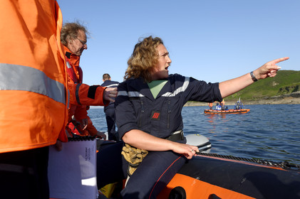 La société nationale de sauvetage en mer est une des expressions les plus abouties de la solidarité des gens de mer face aux drames et accidents maritimes à proximité de nos côtes.La SNSM actuelle est née en 1967, mais depuis plus d'un siècle et demi, des bénévoles issus du monde maritime professionnel et, de plus en plus désormais, d'autres milieux s'investissent localement pour apporter une aide irremplaçable aux usagers de la mer. Association reconnue d'utilité publique dont la mission première est le sauvetage des personnes en danger en mer, la SNSM exerce trois types d'activités : le sauvetage en mer proprement dit, la formation des nageurs sauveteurs saisonniers et la prévention des risques nautiques.Nous avons coutume de dire de nos équipages qu'ils donnent tout et ne prennent rien..sauf les risquesXavier de la Gorce , Président de la SNSM