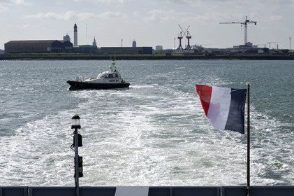 Une manoeuvre réussie est une catastrophe évitée de justesse dit-on.Une formule sans doute excessive mais qui a le mérite de maintenir à l'esprit de chacun qu'il n'existe pas de routine quand il s'agit de manoeuvrer des géants de plusieurs dizaines de milliers de tonnes dans les écluses et les bassins portuaires avec une précision de l'ordre du mètre. Tout l'art du pilote, fin connaisseur des lieux et de leurs pièges, est d'appréhender rapidement le comportement et les capacités manoeuvrières d'un navire inconnu. C'est à lui en effet qu'il appartient de conseiller le pacha pour la bonne réalisation de ce qui reste l'une des phases les plus délicates de l'expédition maritime : l'entrée en port puis l'accostage.
