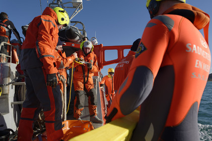 La station est idéalement située à la pointe du nord Cotentin sur la commune d'Auderville.Située aux abords du Raz Blanchard , à 10 miles nautique d'Aurigny et des Iles Anglo-Normandes, le rayon d'action de la station est vaste et se situe de la pointe de Flamanville coté ouest jusqu'au cap Lévy dans l'est.L'abri a une architecture unique en France et sa spécificité réside sur le fait que l'ensemble canot chariot (soit presque 30 tonnes au total ) pivote sur un axe d'une cale à l'autre afin d'être opérationnel  24 heures sur 24 et 365 jours par an quelque soit la marée et les conditions météorologiques.