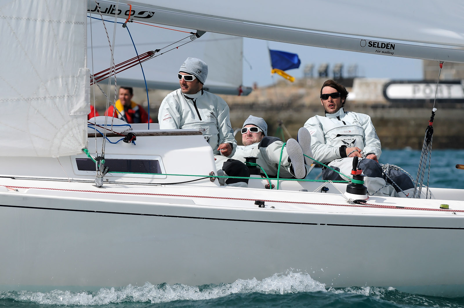 La rade de Cherbourg-en-Cotentin, qui figure parmi les plus grandes rades atificielles au monde, offre aux passionnés, débutants ou confirmés, la possibilité de pratiquer voile, aviron de mer, surf, kayak, ski nautique, funboard, plongée, kitesurf, waveski…