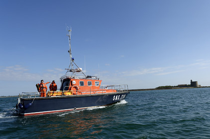 La société nationale de sauvetage en mer est une des expressions les plus abouties de la solidarité des gens de mer face aux drames et accidents maritimes à proximité de nos côtes.La SNSM actuelle est née en 1967, mais depuis plus d'un siècle et demi, des bénévoles issus du monde maritime professionnel et, de plus en plus désormais, d'autres milieux s'investissent localement pour apporter une aide irremplaçable aux usagers de la mer. Association reconnue d'utilité publique dont la mission première est le sauvetage des personnes en danger en mer, la SNSM exerce trois types d'activités : le sauvetage en mer proprement dit, la formation des nageurs sauveteurs saisonniers et la prévention des risques nautiques.Nous avons coutume de dire de nos équipages qu'ils donnent tout et ne prennent rien..sauf les risquesXavier de la Gorce , Président de la SNSM