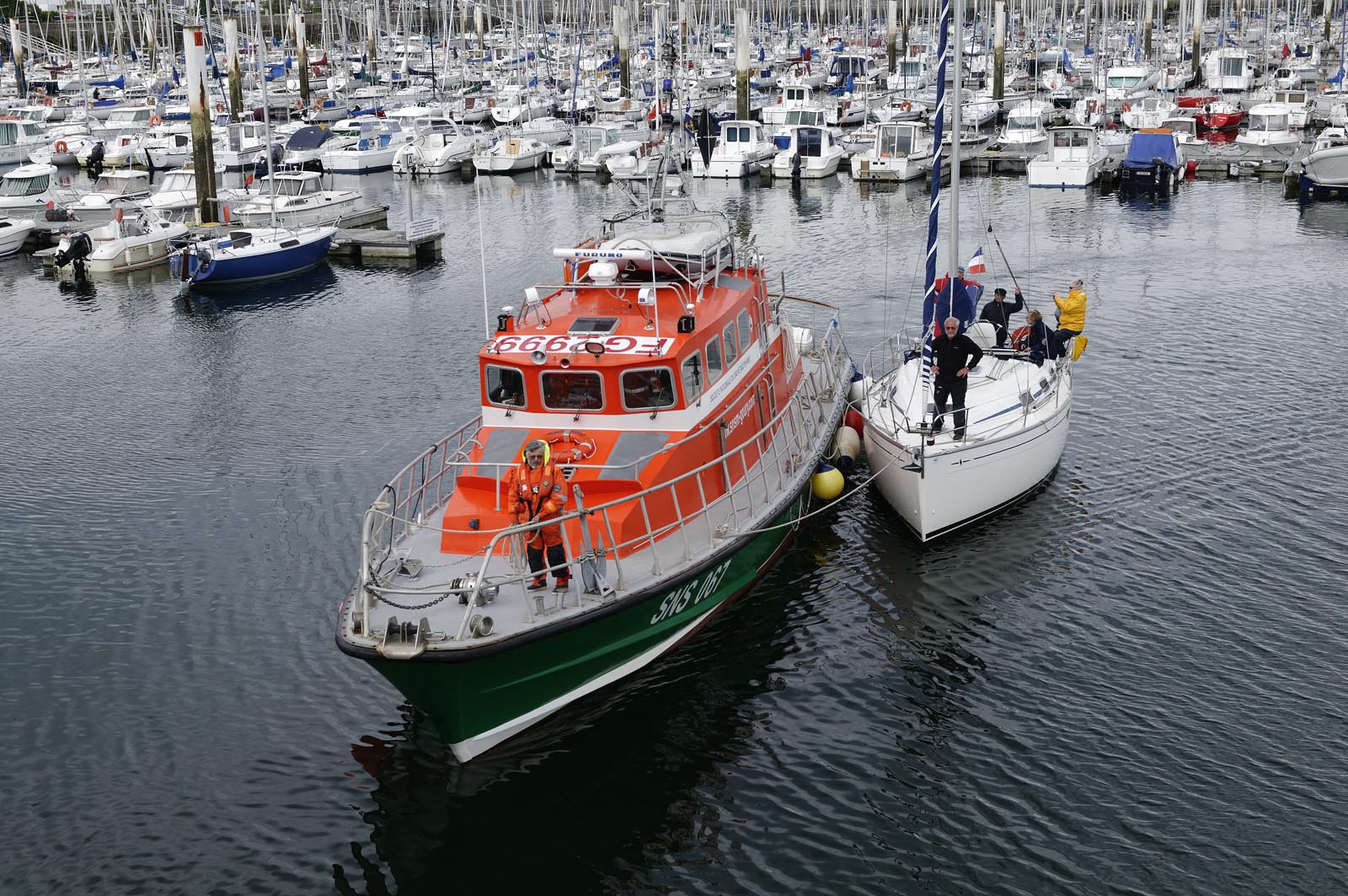 La station est idéalement située à la pointe du nord Cotentin sur la commune d'Auderville.Située aux abords du Raz Blanchard , à 10 miles nautique d'Aurigny et des Iles Anglo-Normandes, le rayon d'action de la station est vaste et se situe de la pointe de Flamanville coté ouest jusqu'au cap Lévy dans l'est.L'abri a une architecture unique en France et sa spécificité réside sur le fait que l'ensemble canot chariot (soit presque 30 tonnes au total ) pivote sur un axe d'une cale à l'autre afin d'être opérationnel  24 heures sur 24 et 365 jours par an quelque soit la marée et les conditions météorologiques.
