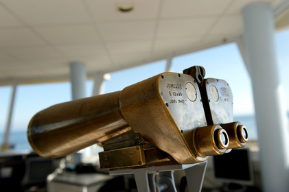 Sémaphore de BarfleurL'implantation des sémaphores en des points remarquables de la côte et leurs capacités opérationnelles de veille optique et radar les conduisent tout naturellement à participer activement à des missions plus générales relevant de la fonction de garde-côte.Au quotidien, les sémaphores restent un lien direct et simple entre les navigateurs côtiers, plaisanciers comme professionnels, et la terre. Leur présence rassure et ils sont en permanence sollicités pour des informations de toutes natures ou des précisions quant aux prévisions météorologiques locales.