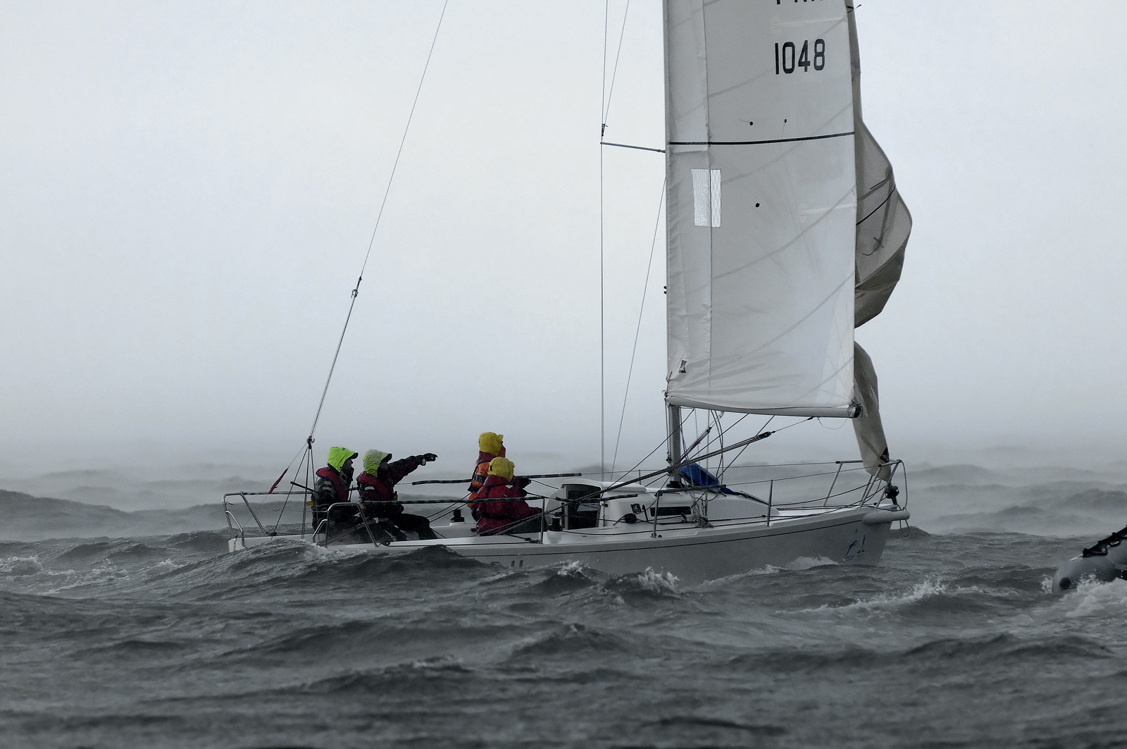 La rade de Cherbourg-en-Cotentin, qui figure parmi les plus grandes rades atificielles au monde, offre aux passionnés, débutants ou confirmés, la possibilité de pratiquer voile, aviron de mer, surf, kayak, ski nautique, funboard, plongée, kitesurf, waveski…