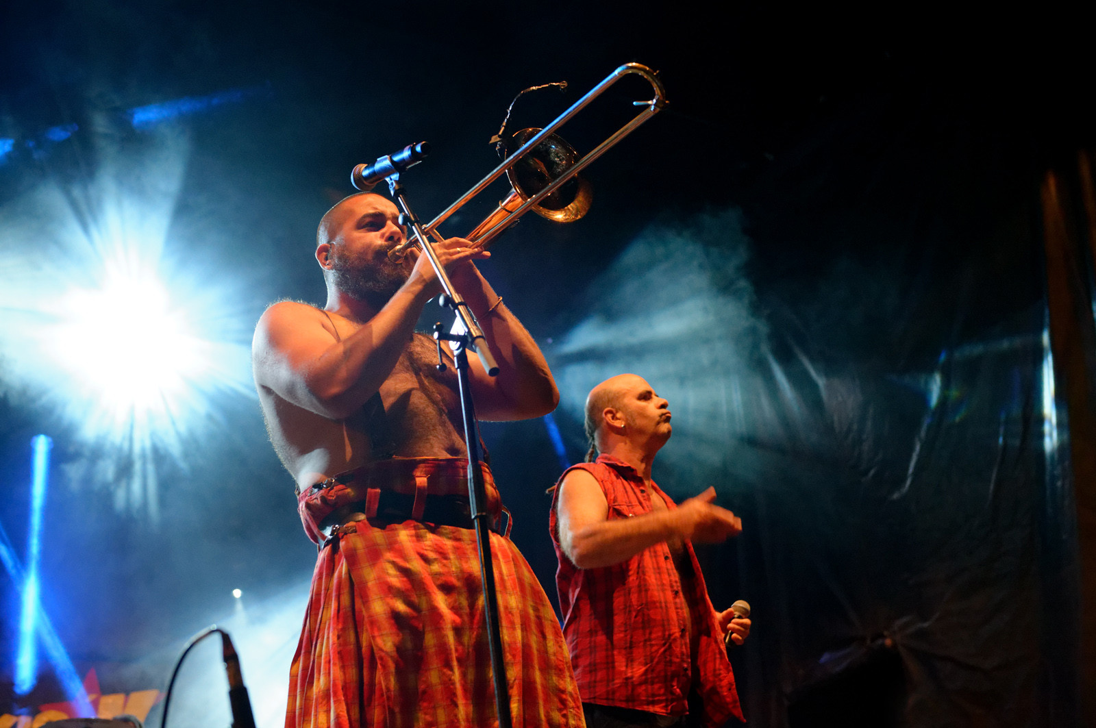 GOULAMAS'K voit le jour en 1999 dans la garrigue de Béziers. Dès les 1ers concerts, la couleur est donnée : un ska rock teinté de reggae punk, chanté en français, occitan, catalan et castillan, les langues natales des musiciens. Un des credo du groupe est la revendication et la reconnaissance de la diversité des langues et des cultures. Le nom même du groupe est tiré du mot occitan golamas (très usité dans la région du groupe et qui désigne quelqu'un de négligé, brouillon…). http:  www.goulamas-k.com