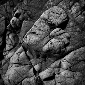 Cette exposition fût présentée lors du mois de la photographie à Equeurdreville (Cotentin) en 2014.Comme un tailleur de pierre, la nature a façonné un monde imaginaire, transformant le paysage en une oeuvre d’art équilibrée et contrôlée. Je n’ai photographié que ceux qui me parlaient, comme des apparitions fantasmagoriques, un clin d’oeil, un frisson, un sourire complice. Libre à vous de découvrir ces formes secrètes, ces visages sculptés par les éléments aux traits parfois révélateurs.