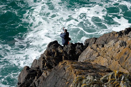 A l’ouest du Cotentin (Manche), la Hague est une terre de contrastes et de lumières, une région sauvage et préservée. Le mot Hague est un ancien terme dialectal normand. Il est issu du vieux norois qui signifie «enclos, terrain clos».La Hague présente un littoral varié : falaises abruptes (entre Urville-Nacqueville et Omonville-la-Rogue, et entre Auderville et Vauville), au pied desquelles se trouve une succession de baies, grandes plages (Urville-Nacqueville et à Vauville), d'îlots et platiers rocheux (cap de la Hague,pointe de Jardeheu..), des massifs dunaires (Biville), des grèves de galets (Anse Saint-Martin), des marais arrière-littoraux (Mare de Vauville) et des vallons boisés (Hubiland, Sabine…). La côte est également agrémentée de petits ports (Goury, le Houguet, Port Racine, Port du Hâble…) et de mouillages.La péninsule haguaise est principalement un pays de landes et de bocage, à l'intérieur des terres, formées de fougères, bruyères, genêts et ajoncs.