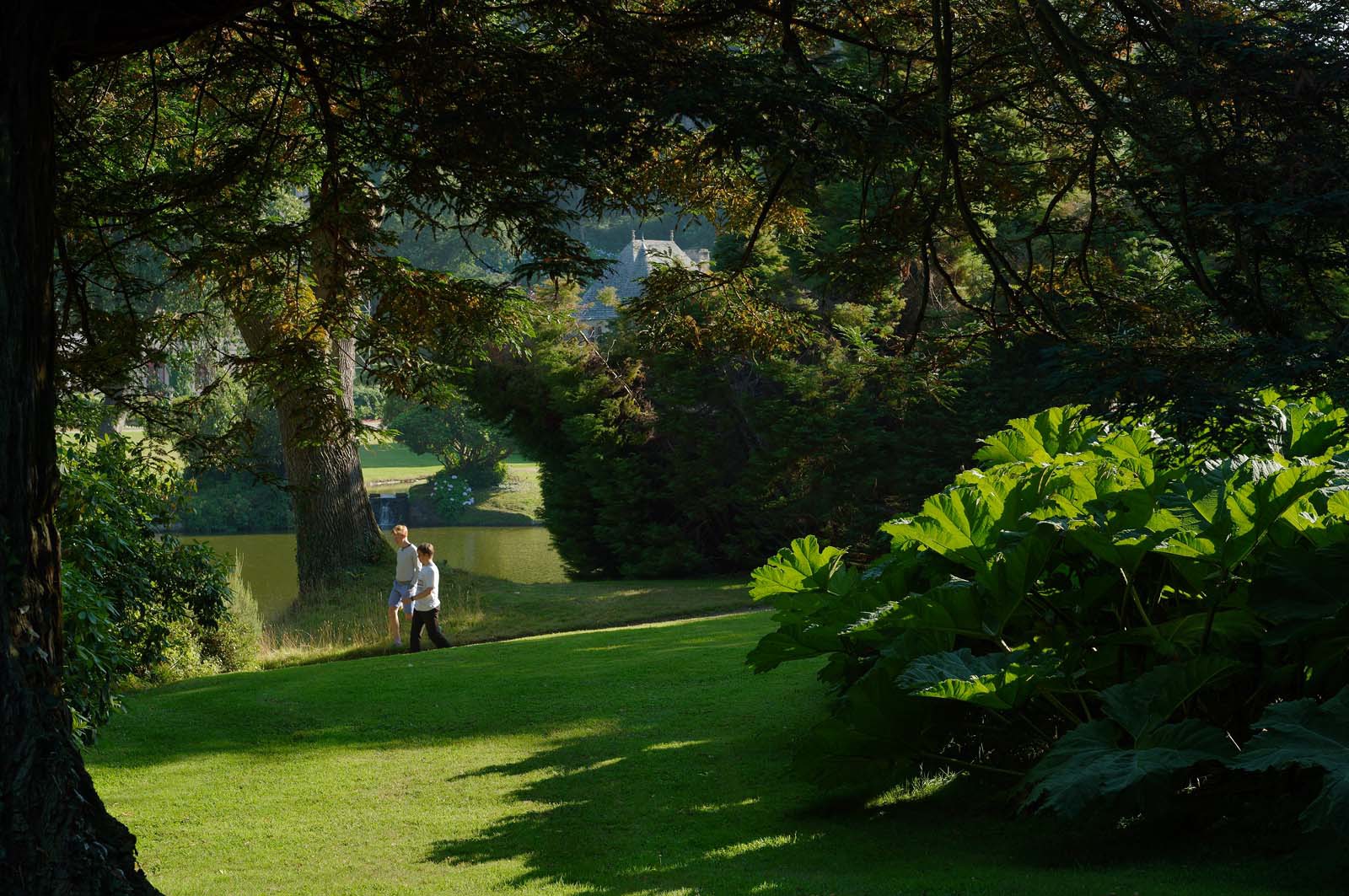 Situé sur la commune d'Urville-Nacqueville, l'ensemble ravissant du Château et du Parc de Nacqueville est caché dans une vallée côtière et verdoyante à 20 minutes à l'ouest de Cherbourg, dans la presqu'île du Cotentin (Manche).