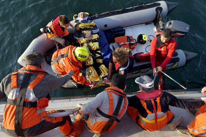 La société nationale de sauvetage en mer est une des expressions les plus abouties de la solidarité des gens de mer face aux drames et accidents maritimes à proximité de nos côtes.La SNSM actuelle est née en 1967, mais depuis plus d'un siècle et demi, des bénévoles issus du monde maritime professionnel et, de plus en plus désormais, d'autres milieux s'investissent localement pour apporter une aide irremplaçable aux usagers de la mer. Association reconnue d'utilité publique dont la mission première est le sauvetage des personnes en danger en mer, la SNSM exerce trois types d'activités : le sauvetage en mer proprement dit, la formation des nageurs sauveteurs saisonniers et la prévention des risques nautiques.Nous avons coutume de dire de nos équipages qu'ils donnent tout et ne prennent rien..sauf les risquesXavier de la Gorce , Président de la SNSM