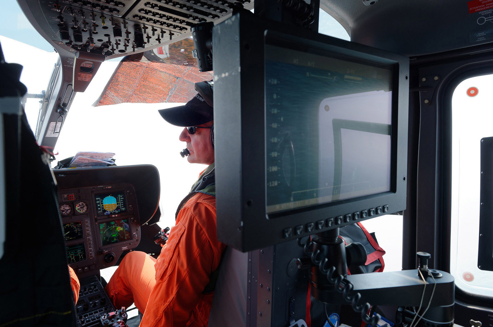 Outre les missions de surveillance générale, ces hélicoptères (EC 135) assurent le guidage des unités nautiques lors des opérations de contrôle ou d'interception. Avec leurs caméras thermiques et infra-rouge, ils sont en effet redoutables pour localiser, identifier et suivre un navire suspect, de jour comme de nuit et en toute discrétion.