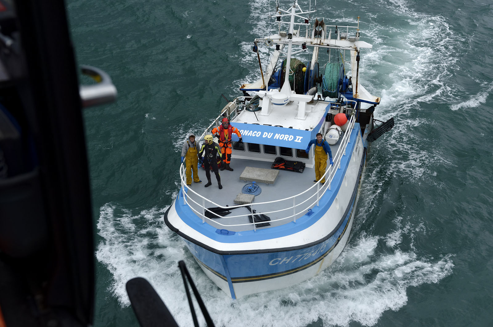 Particulièrement visibles et reconnaissables, les EC 145 de la sécurité civile sont rouge et jaune et ont pour indicatif radio leur nom de famille Dragon, suivi du numéro de département dans lequel ils sont stationnés. Le positionnement de Dragon 50, basé à Granville, à l'ouvert de la Baie du Mont-Saint-Michel ne doit rien au hasard. Il constitue en effet un élément central du dispositif mis en oeuvre pour sécuriser la Baie face aux dangers que représentent ses célèbres mais redoutables marées. Chaque année, plusieurs dizaines de personnes, promeneurs ou pêcheurs à pieds, lui doivent d'avoir été tirées d'un très mauvais pas, voire sauvées d'une mort certaine.