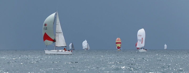 La rade de Cherbourg-en-Cotentin, qui figure parmi les plus grandes rades atificielles au monde, offre aux passionnés, débutants ou confirmés, la possibilité de pratiquer voile, aviron de mer, surf, kayak, ski nautique, funboard, plongée, kitesurf, waveski…