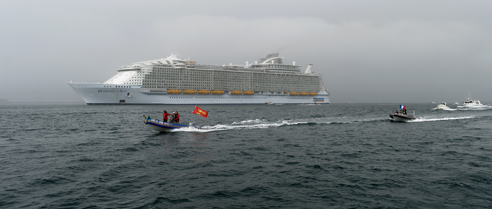 La rade de Cherbourg-en-Cotentin, qui figure parmi les plus grandes rades atificielles au monde, offre aux passionnés, débutants ou confirmés, la possibilité de pratiquer voile, aviron de mer, surf, kayak, ski nautique, funboard, plongée, kitesurf, waveski…