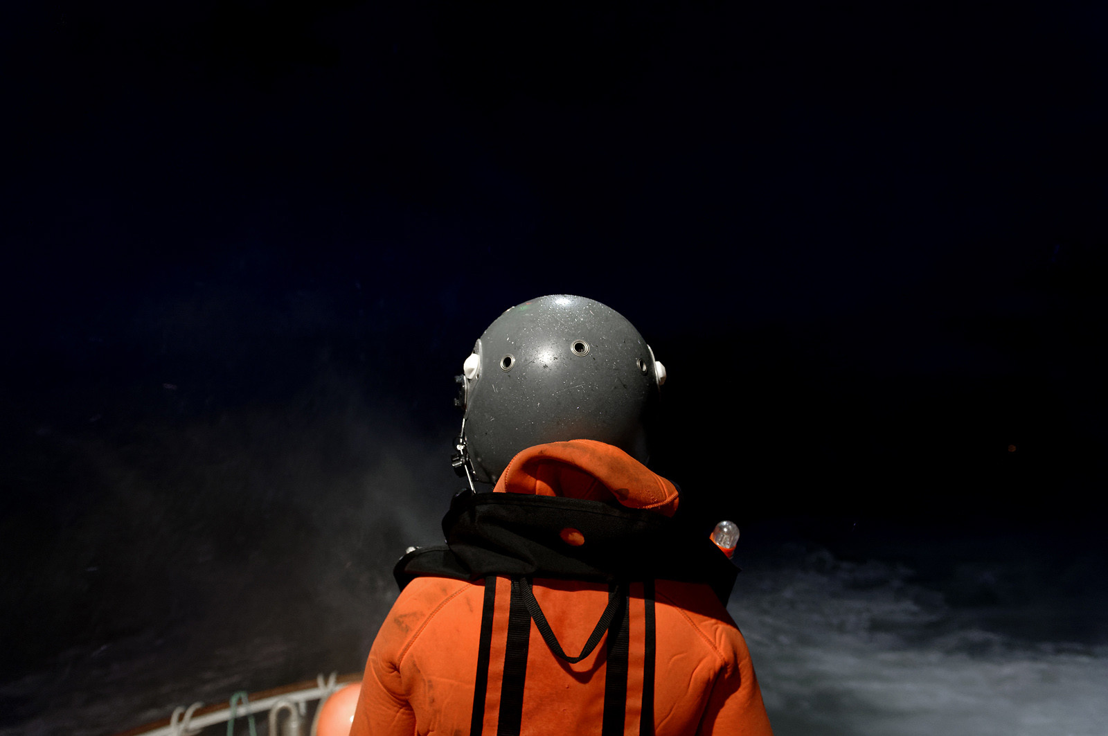 L'hélicoptère Dauphin SP (service public) de la marine constitue l'un des principaux moyens d'intervention à la disposition du CROSS pour les opérations de sauvetage en mer.L'équipage d'un Dauphin SP, c'est 6 personnes : aux 4 navigants qui sont à bord de l'appareil pour chaque mission (pilote, copilote, mécanicien de bord treuilliste et plongeur) s'ajoutent 2 techniciens, qui restent à terre et sont chargés de l'entretien de la machine. Depuis janvier 2013, au terme de 23 ans de service à Cherbourg-en-Cotentin, le Dauphin SP a cédé sa place à un nouvel appareil, plus imposant et de conception beaucoup plus récente : un EC 225.