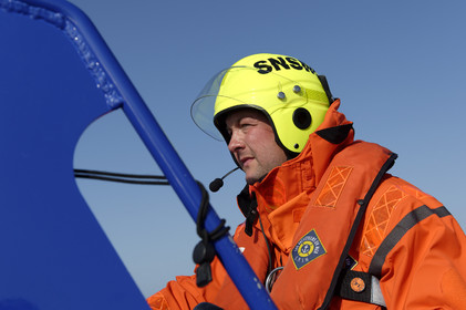 La société nationale de sauvetage en mer est une des expressions les plus abouties de la solidarité des gens de mer face aux drames et accidents maritimes à proximité de nos côtes.La SNSM actuelle est née en 1967, mais depuis plus d'un siècle et demi, des bénévoles issus du monde maritime professionnel et, de plus en plus désormais, d'autres milieux s'investissent localement pour apporter une aide irremplaçable aux usagers de la mer. Association reconnue d'utilité publique dont la mission première est le sauvetage des personnes en danger en mer, la SNSM exerce trois types d'activités : le sauvetage en mer proprement dit, la formation des nageurs sauveteurs saisonniers et la prévention des risques nautiques.Nous avons coutume de dire de nos équipages qu'ils donnent tout et ne prennent rien..sauf les risquesXavier de la Gorce , Président de la SNSM