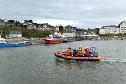 La société nationale de sauvetage en mer est une des expressions les plus abouties de la solidarité des gens de mer face aux drames et accidents maritimes à proximité de nos côtes.La SNSM actuelle est née en 1967, mais depuis plus d'un siècle et demi, des bénévoles issus du monde maritime professionnel et, de plus en plus désormais, d'autres milieux s'investissent localement pour apporter une aide irremplaçable aux usagers de la mer. Association reconnue d'utilité publique dont la mission première est le sauvetage des personnes en danger en mer, la SNSM exerce trois types d'activités : le sauvetage en mer proprement dit, la formation des nageurs sauveteurs saisonniers et la prévention des risques nautiques.Nous avons coutume de dire de nos équipages qu'ils donnent tout et ne prennent rien..sauf les risquesXavier de la Gorce , Président de la SNSM