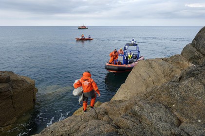 La société nationale de sauvetage en mer est une des expressions les plus abouties de la solidarité des gens de mer face aux drames et accidents maritimes à proximité de nos côtes.La SNSM actuelle est née en 1967, mais depuis plus d'un siècle et demi, des bénévoles issus du monde maritime professionnel et, de plus en plus désormais, d'autres milieux s'investissent localement pour apporter une aide irremplaçable aux usagers de la mer. Association reconnue d'utilité publique dont la mission première est le sauvetage des personnes en danger en mer, la SNSM exerce trois types d'activités : le sauvetage en mer proprement dit, la formation des nageurs sauveteurs saisonniers et la prévention des risques nautiques.Nous avons coutume de dire de nos équipages qu'ils donnent tout et ne prennent rien..sauf les risquesXavier de la Gorce , Président de la SNSM