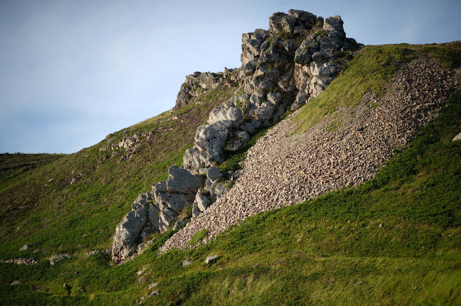 Cette baie bien abritée est une plage de galets et de sable fin, et tire son nom des moulins qui existaient autrefois dans la vallée qui la surplombe (écailler le grain). Les roches de l'anse de Cul Rond figurent parmi les plus anciennes de France : plus de 2 milliards d'années.