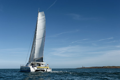 La rade de Cherbourg-en-Cotentin, qui figure parmi les plus grandes rades atificielles au monde, offre aux passionnés, débutants ou confirmés, la possibilité de pratiquer voile, aviron de mer, surf, kayak, ski nautique, funboard, plongée, kitesurf, waveski…