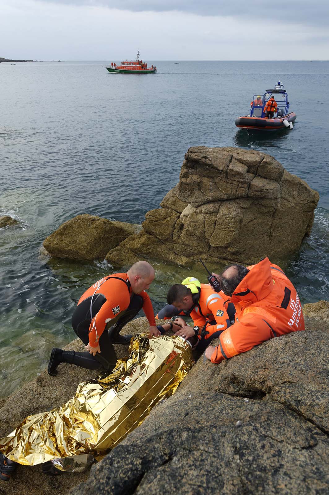 La société nationale de sauvetage en mer est une des expressions les plus abouties de la solidarité des gens de mer face aux drames et accidents maritimes à proximité de nos côtes.La SNSM actuelle est née en 1967, mais depuis plus d'un siècle et demi, des bénévoles issus du monde maritime professionnel et, de plus en plus désormais, d'autres milieux s'investissent localement pour apporter une aide irremplaçable aux usagers de la mer. Association reconnue d'utilité publique dont la mission première est le sauvetage des personnes en danger en mer, la SNSM exerce trois types d'activités : le sauvetage en mer proprement dit, la formation des nageurs sauveteurs saisonniers et la prévention des risques nautiques.Nous avons coutume de dire de nos équipages qu'ils donnent tout et ne prennent rien..sauf les risquesXavier de la Gorce , Président de la SNSM