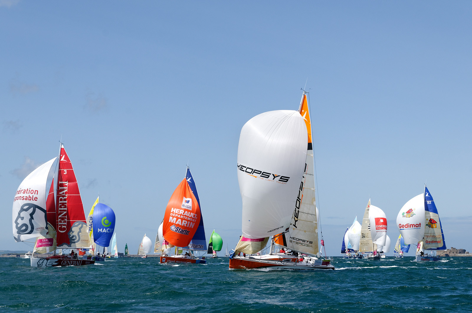 La rade de Cherbourg-en-Cotentin, qui figure parmi les plus grandes rades atificielles au monde, offre aux passionnés, débutants ou confirmés, la possibilité de pratiquer voile, aviron de mer, surf, kayak, ski nautique, funboard, plongée, kitesurf, waveski…