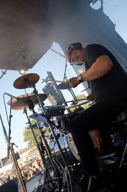 Deep Six est un trio formé à Cherbourg au début de l'année 2015 par Romuald à la guitare et au chant, Ivan à la batterie et Alex à la Basse. Leur musique est un rock direct et puissant dont chaque membre participe à sa composition, créant ainsi une dynamique et un son particulier. L'objectif de Deep Six est simple, se faire entendre aussi loin qu'il sera possible !  (https:  deepsix.bandcamp.com)