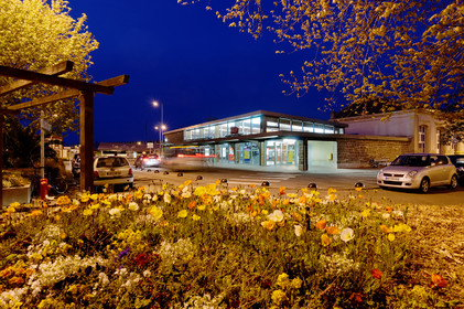 Une ville résolument tournée vers la mer.Cherbourg-en-Cotentin est située dans la presqu'île du Cotentin, à la pointe Ouest de la Normandie. (ville-cherbourg.fr)Un lieu incontournable en Normandie : La Cité de la Mer (http:  www.citedelamer.com)
