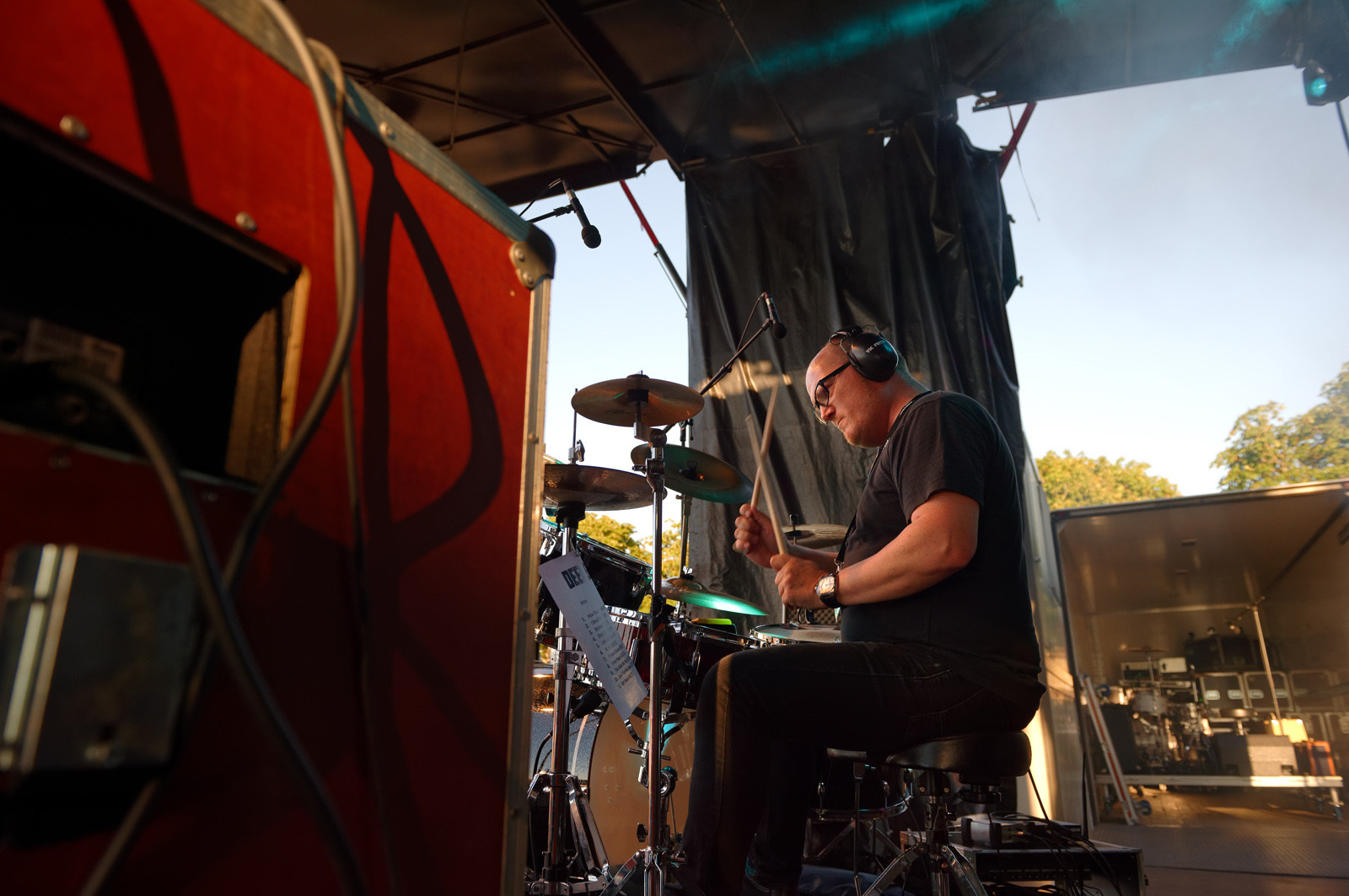 Deep Six est un trio formé à Cherbourg au début de l'année 2015 par Romuald à la guitare et au chant, Ivan à la batterie et Alex à la Basse. Leur musique est un rock direct et puissant dont chaque membre participe à sa composition, créant ainsi une dynamique et un son particulier. L'objectif de Deep Six est simple, se faire entendre aussi loin qu'il sera possible !  (https:  deepsix.bandcamp.com)