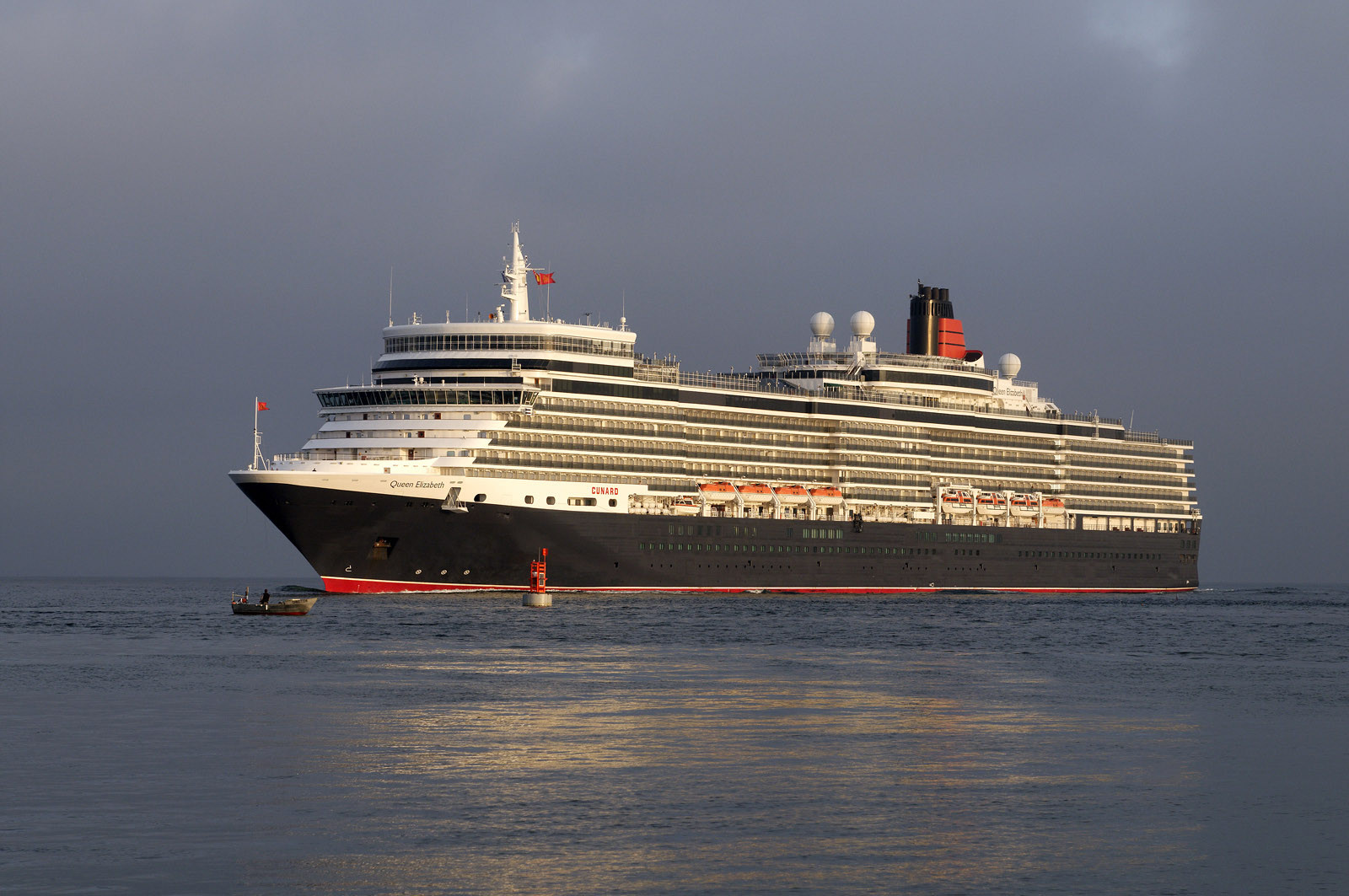 Une manoeuvre réussie est une catastrophe évitée de justesse dit-on.Une formule sans doute excessive mais qui a le mérite de maintenir à l'esprit de chacun qu'il n'existe pas de routine quand il s'agit de manoeuvrer des géants de plusieurs dizaines de milliers de tonnes dans les écluses et les bassins portuaires avec une précision de l'ordre du mètre. Tout l'art du pilote, fin connaisseur des lieux et de leurs pièges, est d'appréhender rapidement le comportement et les capacités manoeuvrières d'un navire inconnu. C'est à lui en effet qu'il appartient de conseiller le pacha pour la bonne réalisation de ce qui reste l'une des phases les plus délicates de l'expédition maritime : l'entrée en port puis l'accostage.