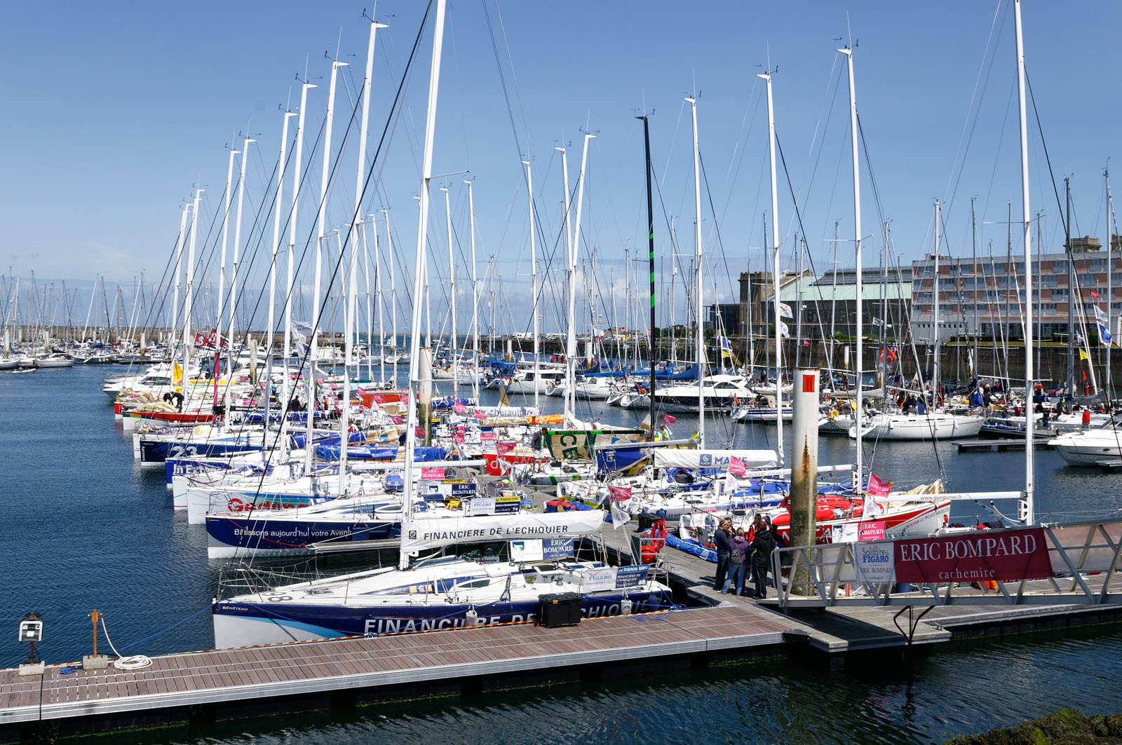 La rade de Cherbourg-en-Cotentin, qui figure parmi les plus grandes rades atificielles au monde, offre aux passionnés, débutants ou confirmés, la possibilité de pratiquer voile, aviron de mer, surf, kayak, ski nautique, funboard, plongée, kitesurf, waveski…