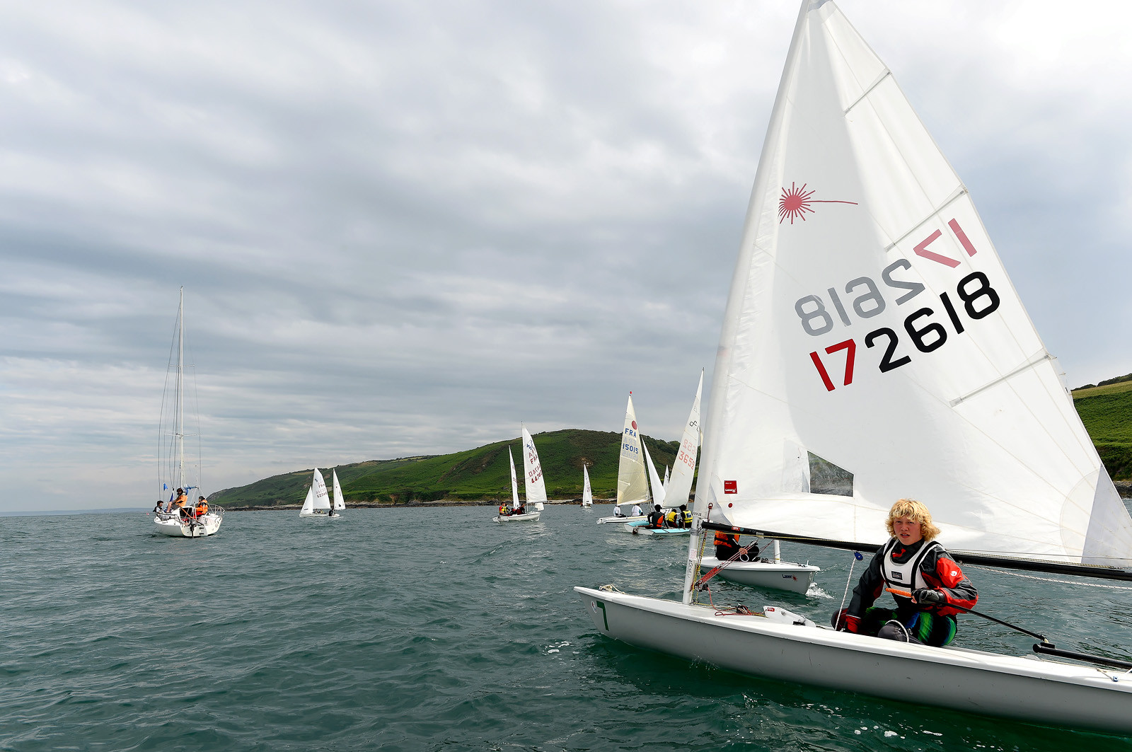 La rade de Cherbourg-en-Cotentin, qui figure parmi les plus grandes rades atificielles au monde, offre aux passionnés, débutants ou confirmés, la possibilité de pratiquer voile, aviron de mer, surf, kayak, ski nautique, funboard, plongée, kitesurf, waveski…
