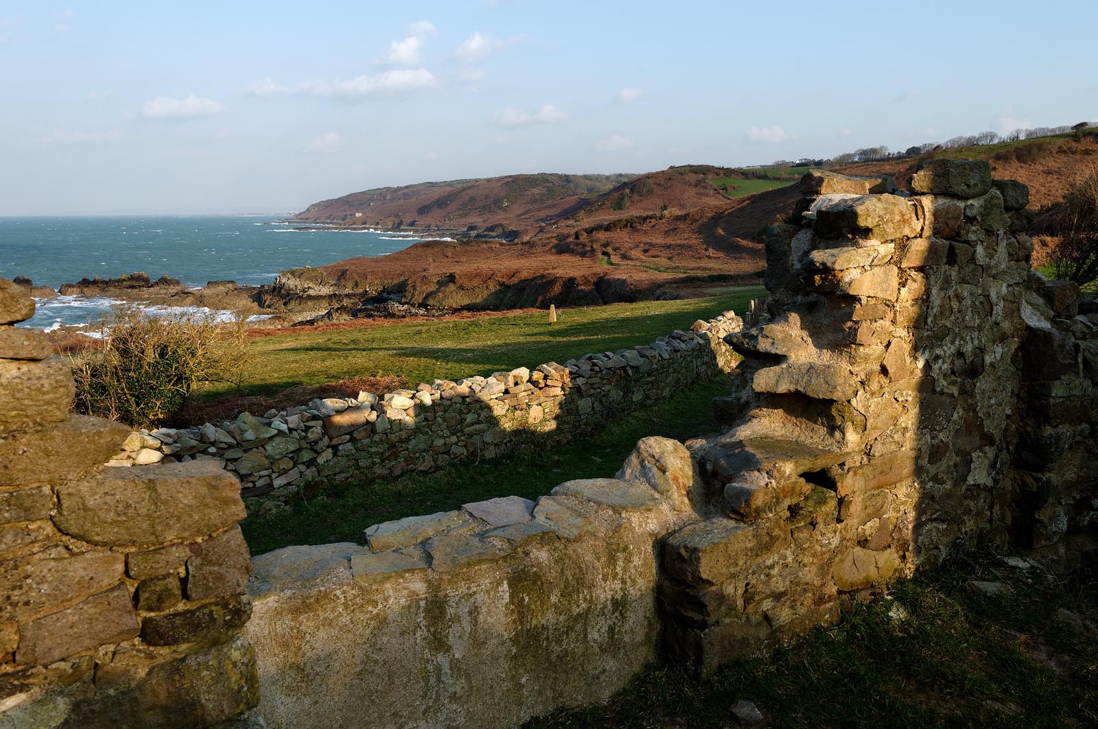 La ferme de la Cotentine est une ancienne exploitation agricole de la Manche, située à Omonville-la-Rogue.Abandonnée, et menacée de ruine, elle est achetée en 1991 par le Conservatoire du littoral, qui entreprend une opération de sauvegarde. En liaison avec la Communauté de communes de la Hague et le Syndicat mixte des espaces littoraux de la Manche (Symel), des chantiers bénévoles de réhabilitation sont organisés, qui permettent de mettre les murs en sécurité et de de commencer à mettre en valeur l'ensemble bâti.La baie de Quervière se situe entre Landemer et le port d'Omonville-la-Rogue (Manche) sur le sentier des Douaniers.