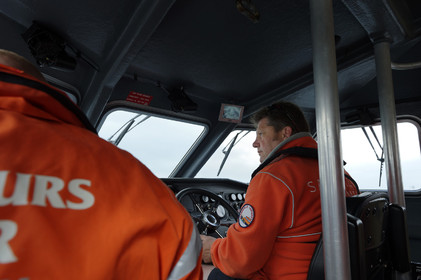 La société nationale de sauvetage en mer est une des expressions les plus abouties de la solidarité des gens de mer face aux drames et accidents maritimes à proximité de nos côtes.La SNSM actuelle est née en 1967, mais depuis plus d'un siècle et demi, des bénévoles issus du monde maritime professionnel et, de plus en plus désormais, d'autres milieux s'investissent localement pour apporter une aide irremplaçable aux usagers de la mer. Association reconnue d'utilité publique dont la mission première est le sauvetage des personnes en danger en mer, la SNSM exerce trois types d'activités : le sauvetage en mer proprement dit, la formation des nageurs sauveteurs saisonniers et la prévention des risques nautiques.Nous avons coutume de dire de nos équipages qu'ils donnent tout et ne prennent rien..sauf les risquesXavier de la Gorce , Président de la SNSM