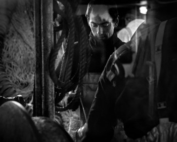 Marin pêcheur.. Deux mots qui suscitent tant de sentiments divers chez les gens de terre... Respect, admiration pour cette liberté, ce courage, mais aussi souvent peur et angoisse. Sont-ils fous ou désepérés pour risquer ainsi leurs vies quotidiennement ? Non, justes passionnés par leur métier, la mer est leur grande histoire d'amour.Le salaire de la peur des forcats de la mer, le journaliste avait raison.Ces photographies réalisées au cours de plusieurs marées à bord du Yannick, chalutier cherbourgeois, vous décrivent l'histoire d'un navire, d'un équipage, d'une famille. Vous embarquez à leurs côtés et découvrez leurs conditions de travail, la tempête, la fatigue, et, au détour d'une image, un sourire.Sophie LeroyDirectice de l'Armement Cherbourgeois