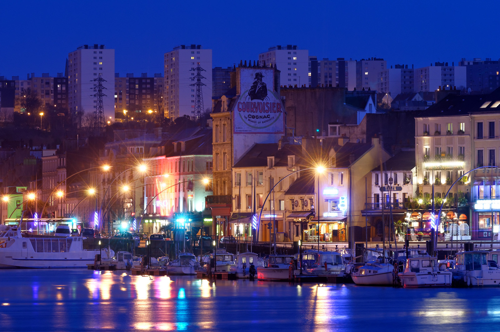 Une ville résolument tournée vers la mer.Cherbourg-en-Cotentin est située dans la presqu'île du Cotentin, à la pointe Ouest de la Normandie. (ville-cherbourg.fr)Un lieu incontournable en Normandie : La Cité de la Mer (http:  www.citedelamer.com)