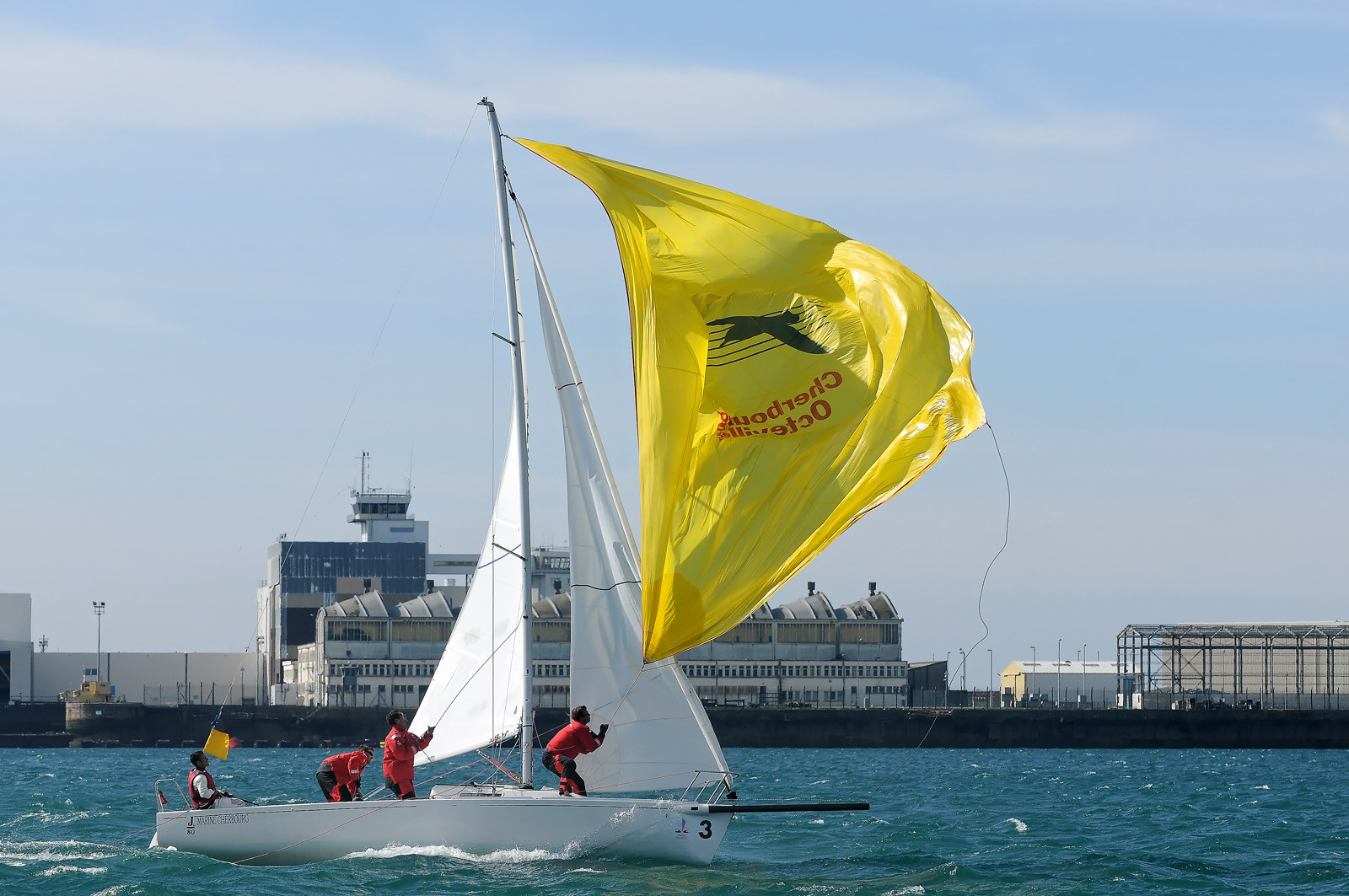 La rade de Cherbourg-en-Cotentin, qui figure parmi les plus grandes rades atificielles au monde, offre aux passionnés, débutants ou confirmés, la possibilité de pratiquer voile, aviron de mer, surf, kayak, ski nautique, funboard, plongée, kitesurf, waveski…