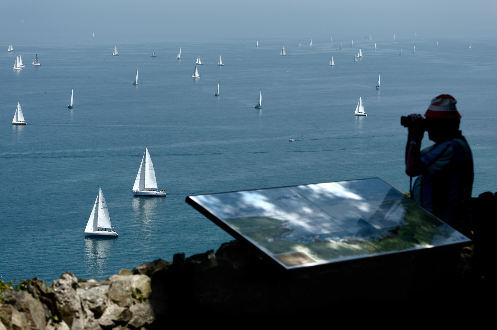 Landemer offre un très beau point de vue sur les falaises de Gréville-Hague et sur le Castel Vendon, rocher cher au peintre Jean-François Millet d'un côté et sur la rade de Cherbourg de l'autre. Au loin on peut distinguer Omonville-la-Rogue et son port. C'est le point de départ idéal pour une randonnée sur le sentier des douaniers.