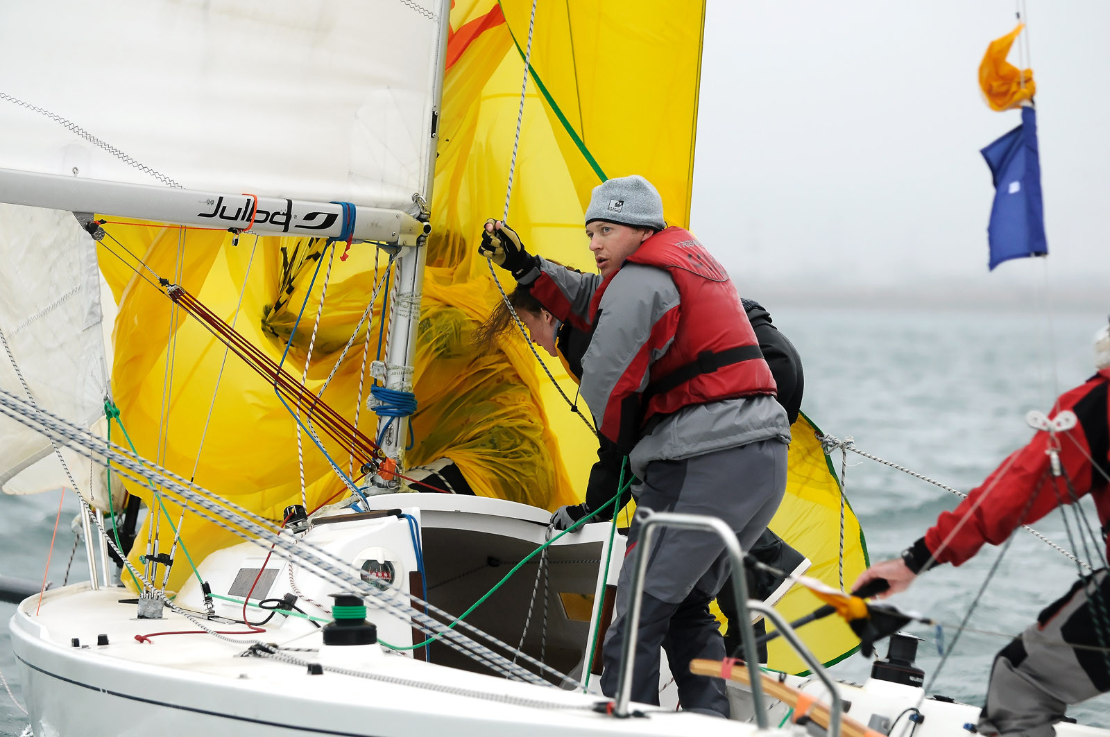 La rade de Cherbourg-en-Cotentin, qui figure parmi les plus grandes rades atificielles au monde, offre aux passionnés, débutants ou confirmés, la possibilité de pratiquer voile, aviron de mer, surf, kayak, ski nautique, funboard, plongée, kitesurf, waveski…