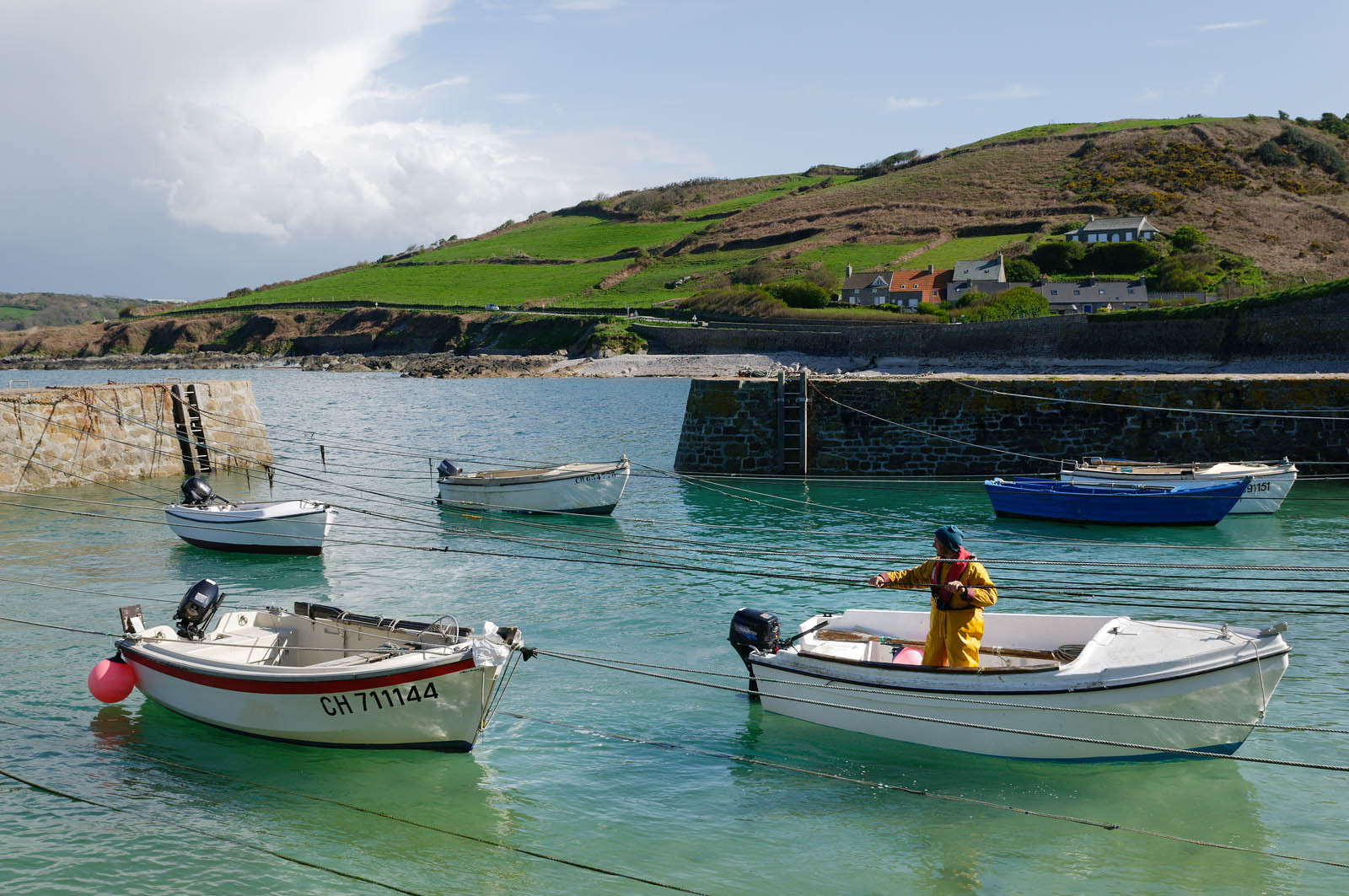 Port Racine est sans nul doute le plus pittoresque des ports de la Hague, situé à Saint-Germain-des-Vaux, il est réputé pour être le plus petit de France avec une surface de 800m2 et une ouverture entre les deux jetées de 11m.Port Racine porte le nom d'un des derniers corsaires qui sévissaient sous Napoléon, le capitaine François-Médard Racine (1774-1817).