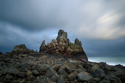 La pointe de JardeheuA l’ouest du Cotentin (Manche), la Hague est une terre de contrastes et de lumières, une région sauvage et préservée. Le mot Hague est un ancien terme dialectal normand. Il est issu du vieux norois qui signifie «enclos, terrain clos».La Hague présente un littoral varié : falaises abruptes (entre Urville-Nacqueville et Omonville-la-Rogue, et entre Auderville et Vauville), au pied desquelles se trouve une succession de baies, grandes plages (Urville-Nacqueville et à Vauville), d'îlots et platiers rocheux (cap de la Hague,pointe de Jardeheu..), des massifs dunaires (Biville), des grèves de galets (Anse Saint-Martin), des marais arrière-littoraux (Mare de Vauville) et des vallons boisés (Hubiland, Sabine…). La côte est également agrémentée de petits ports (Goury, le Houguet, Port Racine, Port du Hâble…) et de mouillages.La péninsule haguaise est principalement un pays de landes et de bocage, à l'intérieur des terres, formées de fougères, bruyères, genêts et ajoncs.