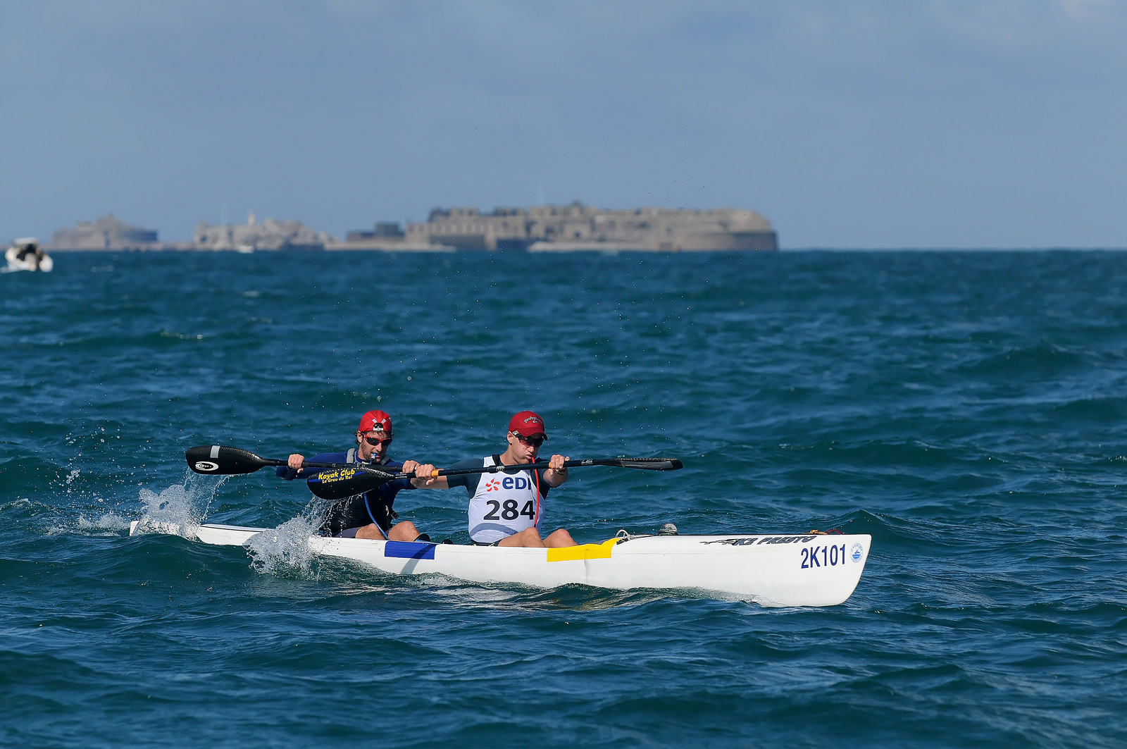 La rade de Cherbourg-en-Cotentin, qui figure parmi les plus grandes rades atificielles au monde, offre aux passionnés, débutants ou confirmés, la possibilité de pratiquer voile, aviron de mer, surf, kayak, ski nautique, funboard, plongée, kitesurf, waveski…