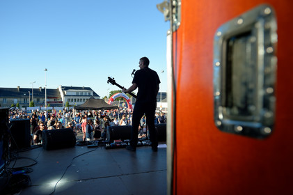 Deep Six est un trio formé à Cherbourg au début de l'année 2015 par Romuald à la guitare et au chant, Ivan à la batterie et Alex à la Basse. Leur musique est un rock direct et puissant dont chaque membre participe à sa composition, créant ainsi une dynamique et un son particulier. L'objectif de Deep Six est simple, se faire entendre aussi loin qu'il sera possible !  (https:  deepsix.bandcamp.com)