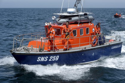 La société nationale de sauvetage en mer est une des expressions les plus abouties de la solidarité des gens de mer face aux drames et accidents maritimes à proximité de nos côtes.La SNSM actuelle est née en 1967, mais depuis plus d'un siècle et demi, des bénévoles issus du monde maritime professionnel et, de plus en plus désormais, d'autres milieux s'investissent localement pour apporter une aide irremplaçable aux usagers de la mer. Association reconnue d'utilité publique dont la mission première est le sauvetage des personnes en danger en mer, la SNSM exerce trois types d'activités : le sauvetage en mer proprement dit, la formation des nageurs sauveteurs saisonniers et la prévention des risques nautiques.Nous avons coutume de dire de nos équipages qu'ils donnent tout et ne prennent rien..sauf les risquesXavier de la Gorce , Président de la SNSM