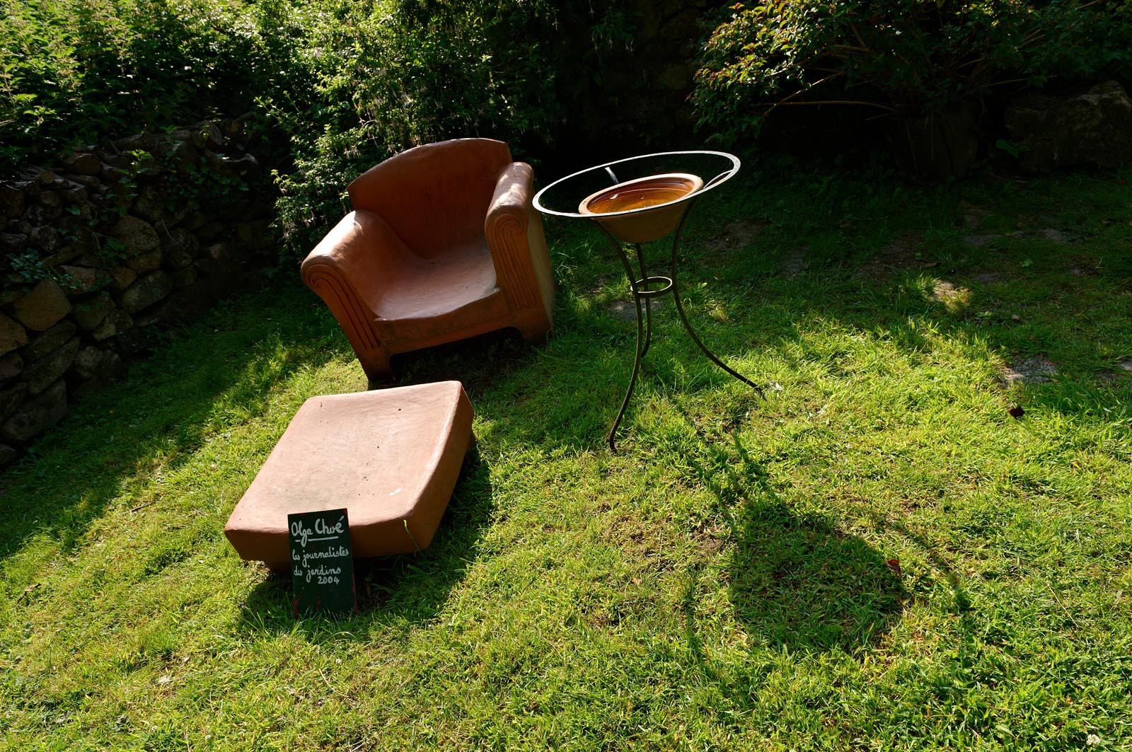 En hommage au poète, ses amis dont Gérard Fusberti, propriétaire du terrain et gardien du temple, décident de créer un jardin où chacun plantera son arbre ou laissera une de ses créations. Montand, Reggiani, Greco ou Mouloudji plantèrent chacun leur double végétal lors de la célébration du dixième anniversaire de la mort de Prévert, un eucalyptus aujourd'hui haut d'au moins 20 mètres pour Mouloudji.Se balader dans ce jardin, c'est pénétrer dans l'univers du poète. Au milieu des arbres d'ornement, des bambous peints de rouge vif, des arbres fruitiers, des camélias, des azalées, des gunneras (que Prévert adorait) et des hortensias, des œuvres d'art se révèlent ça et là, tantôt un portrait, tantôt une sculpture ou une installation. Des arbres peints prennent vie, une main rouge semblant sortir de leur entrailles, le ruisseau qui coule en cascade murmure une douce poésie, que l'on retrouve en quelques phrases inscrites sur des plaques qui surgissent au milieu de cette jungle organisée. (Saint-Germain-des-Vaux Manche)
