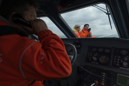 La société nationale de sauvetage en mer est une des expressions les plus abouties de la solidarité des gens de mer face aux drames et accidents maritimes à proximité de nos côtes.La SNSM actuelle est née en 1967, mais depuis plus d'un siècle et demi, des bénévoles issus du monde maritime professionnel et, de plus en plus désormais, d'autres milieux s'investissent localement pour apporter une aide irremplaçable aux usagers de la mer. Association reconnue d'utilité publique dont la mission première est le sauvetage des personnes en danger en mer, la SNSM exerce trois types d'activités : le sauvetage en mer proprement dit, la formation des nageurs sauveteurs saisonniers et la prévention des risques nautiques.Nous avons coutume de dire de nos équipages qu'ils donnent tout et ne prennent rien..sauf les risquesXavier de la Gorce , Président de la SNSM